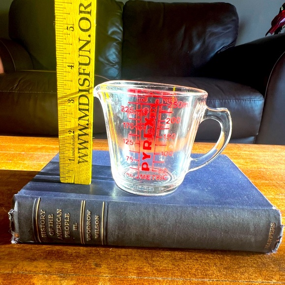 Vintage #508 1-cup Pyrex Glass Measuring Cup with Red lettering & closed handle - Picture 5 of 7